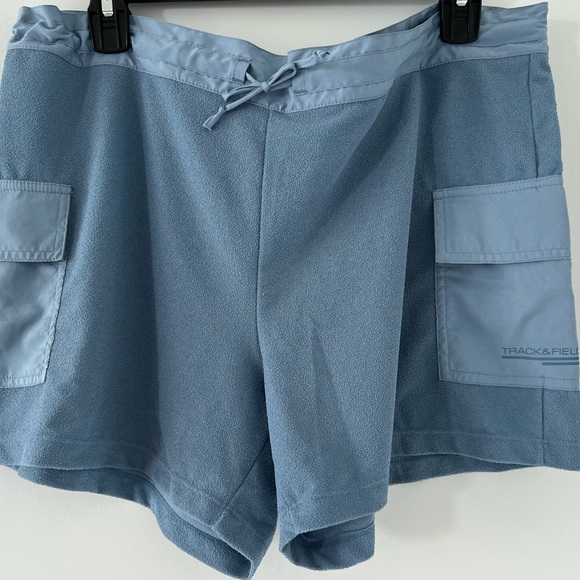 Blue Shorts Track & Field adjustable waist
2 side pockets - Picture 2 of 4